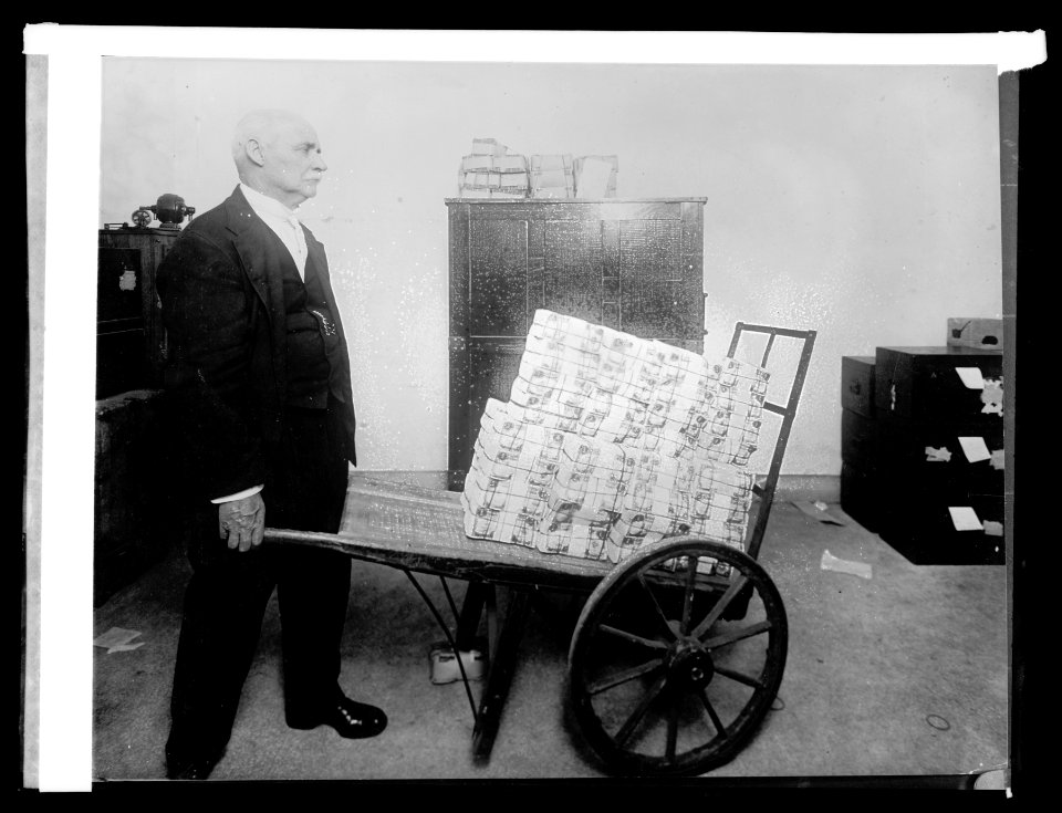 A (...) 75000 load of (...) money, (1914) LCCN2016852662