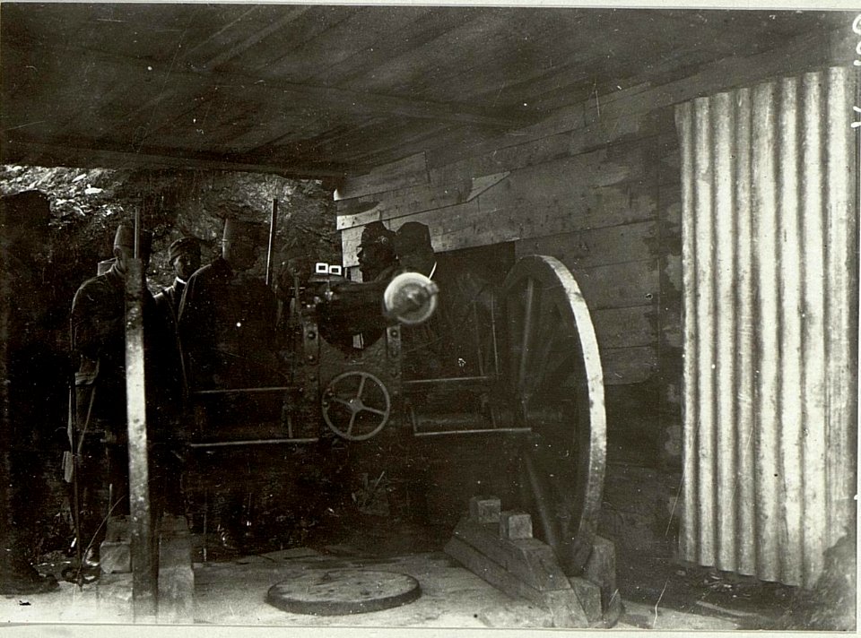 9cm Feldkanone M75, Erzherzog Leopold Salvator links vom Geschütz, neben dem Erzherzog Oberst Reutter (BildID 15520016)