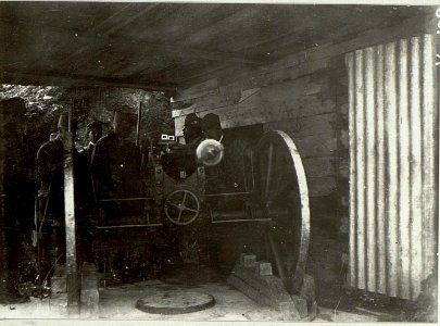 9cm Feldkanone M75, Erzherzog Leopold Salvator links vom Geschütz, neben dem Erzherzog Oberst Reutter (BildID 15520016)