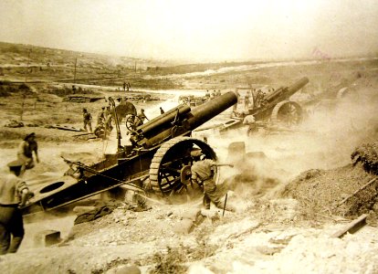 A battery of heavy howitzers pounding the German trenches during WWI (28556214151)