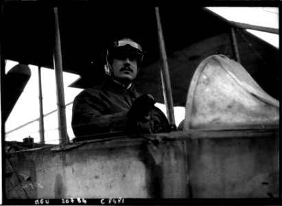 A Buc - De Lareinty Tholozan dans son avion