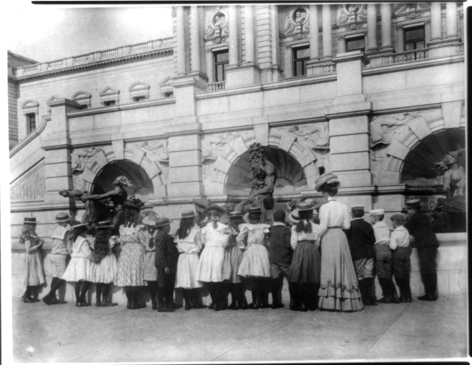 A class of the 2nd Division at the fountain in front of the Library of Congress LCCN2001702330