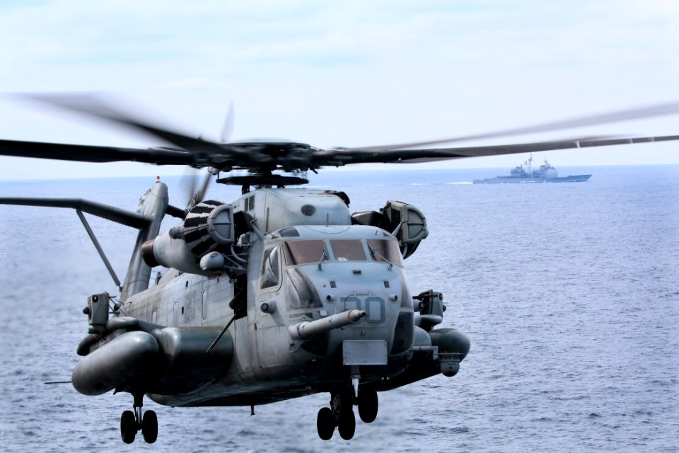 A CH-54E flies near USS Anzio at sea. (8488251505)