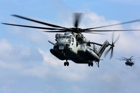 A CH-53E approaches USS Kearsarge. (8498335586)