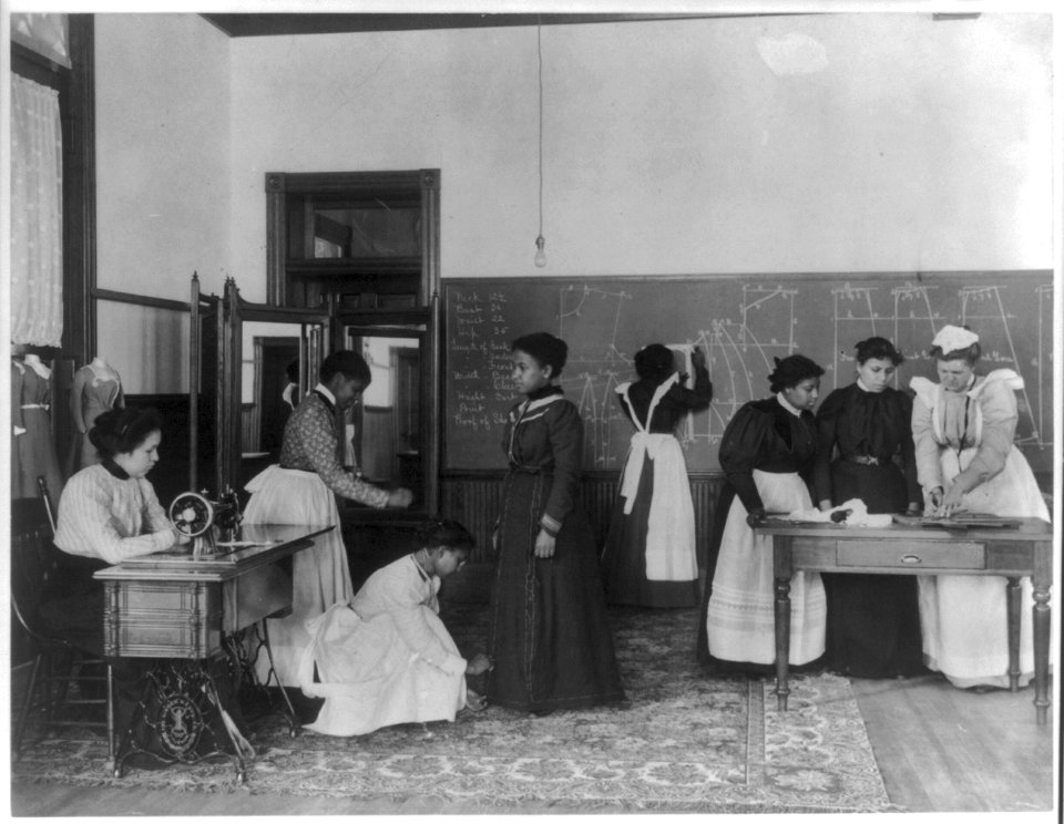 A class in dressmaking, Hampton Institute, Hampton, Virginia LCCN98502966
