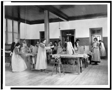 A class in sloyd (woodworking) LCCN98518686 photo