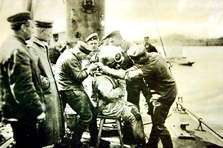 A diver gets ready on the Eastern Front, German activities, WWI (29335043501)