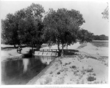 A drop weir on Pioneer canal - McClung ranch. Kern County, Cal. LCCN2016653510