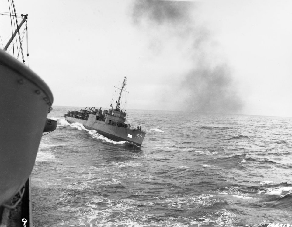 A Flush Deck Destroyer Comes along side USS CHATEAU THIERRY (AP-31) in an Ireland bound convoy (50691271806)