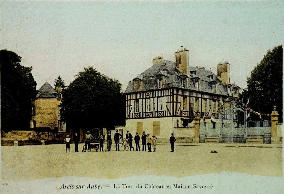 Arcis tour du chateau 05338