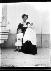 ArCJ - 1 femme, 2 enfants - 137 J 2627 a