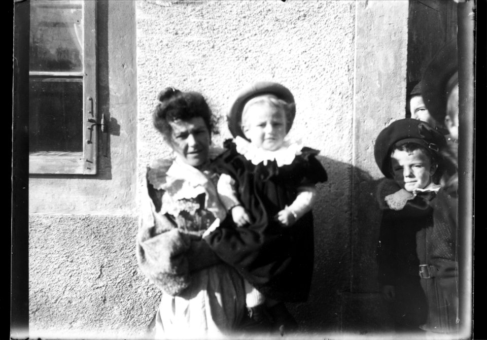 ArCJ - 1 femme, 2 enfants - 137 J 3013 a