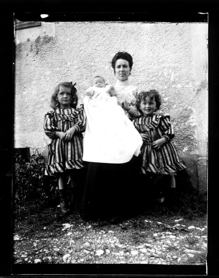 ArCJ - 1 femme, 2 filles, 1 enfant - 137 J 1643 a