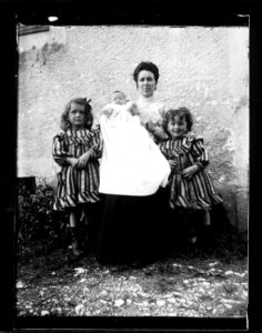ArCJ - 1 femme, 2 filles, 1 enfant - 137 J 1643 a