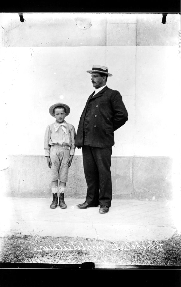 ArCJ - 1 homme, 1 enfant - 137 J 110 b