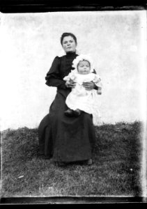 ArCJ - 1 femme, 1 enfant - 137 J 3067 a