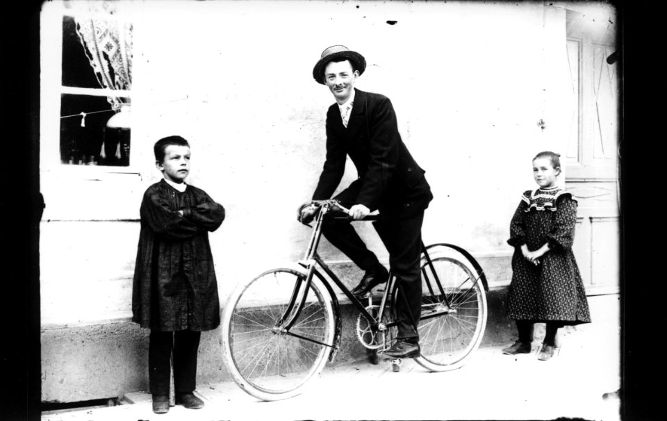 ArCJ - 1 homme, 1 fille, 1 garçon - 137 J 1294 b