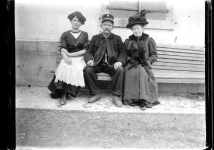 ArCJ - 1 homme, 2 femmes - 137 J 3027 a