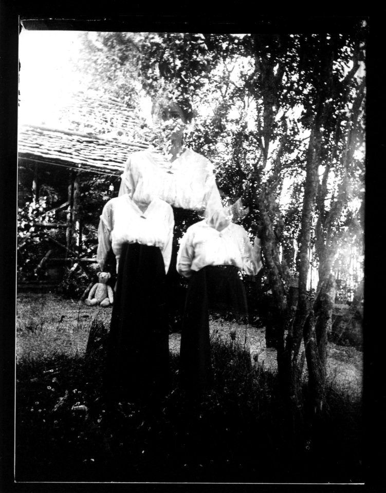 ArCJ - 1 femme, 2 enfants - 137 J 1094 a
