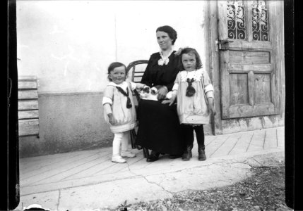 ArCJ - 1 femme, 2 enfants - 137 J 2765 a