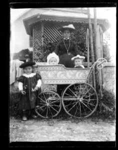 ArCJ - 1 femme, 3 enfants - 137 J 2366 a