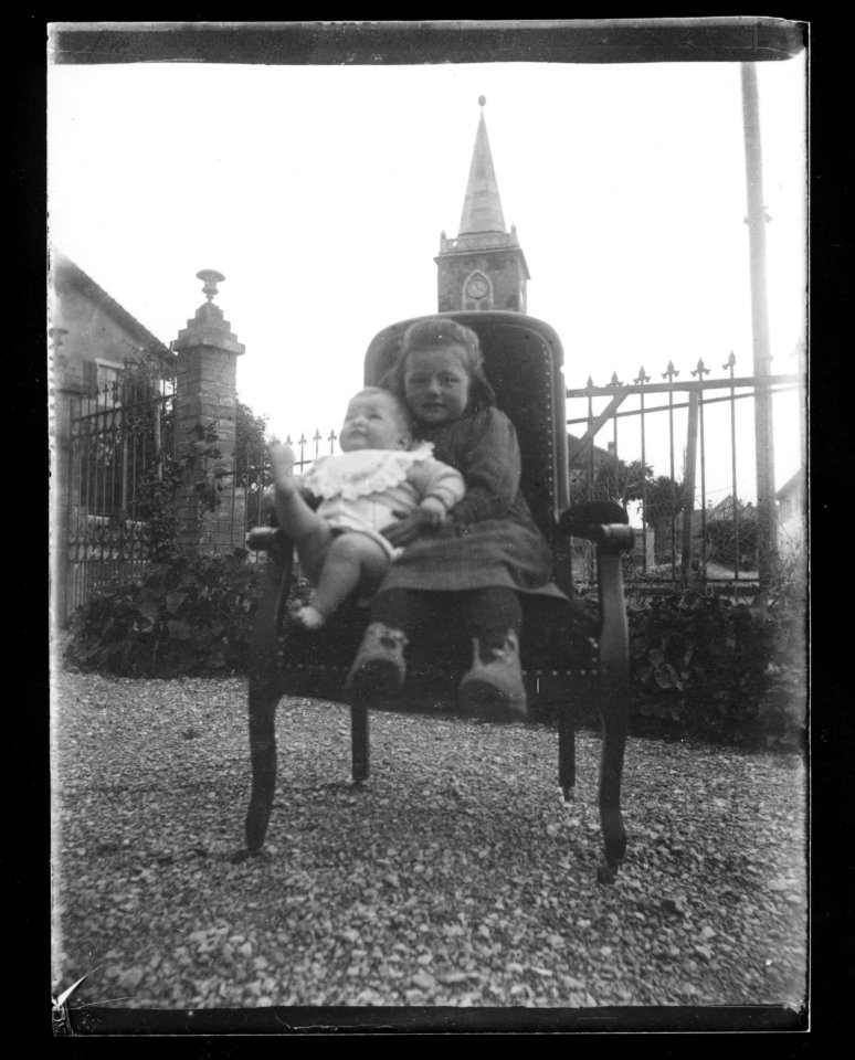 ArCJ - 1 fille et 1 enfant - 137 J 535 a