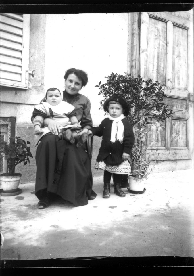 ArCJ - 1 femme, 2 enfants - 137 J 2727 a