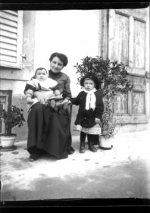 ArCJ - 1 femme, 2 enfants - 137 J 2727 a