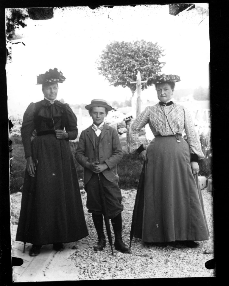 ArCJ - 2 femmes, 1 garçon - 137 J 681 a