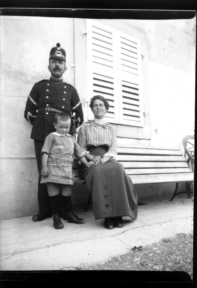 ArCJ - 1 homme, 1 femme, 1 enfant - 137 J 2489 a