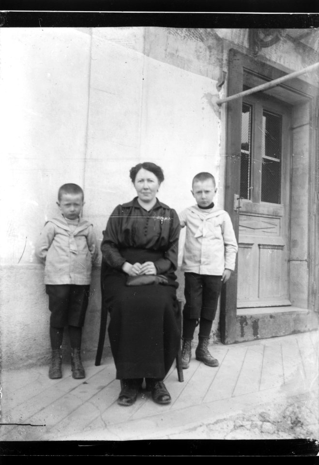 ArCJ - 1 femme, 2 garçons - 137 J 2941 a