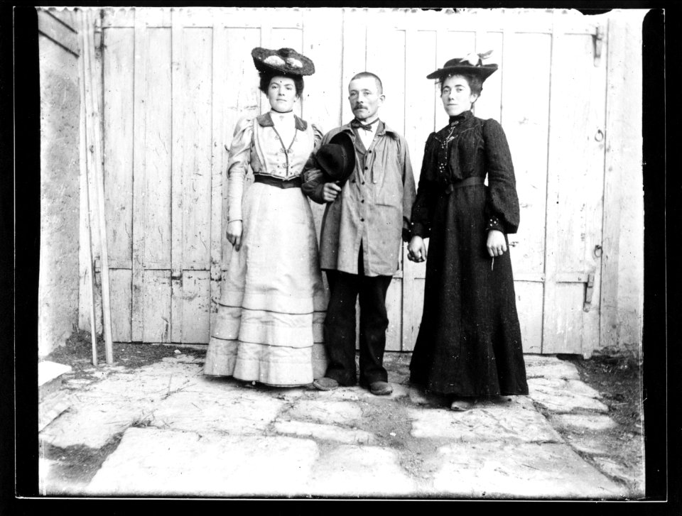 ArCJ - 2 femmes, 1 homme - 137 J 2266 a