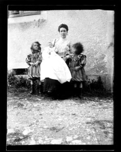 ArCJ - 1 femme, 3 enfants - 137 J 1683 a