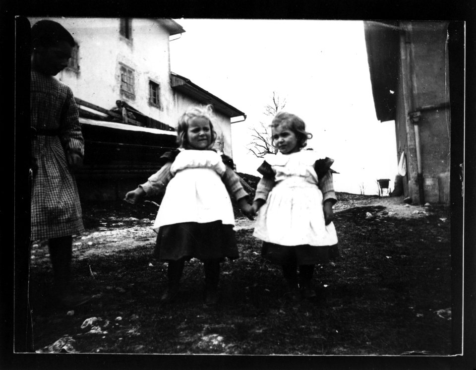 ArCJ - 2 filles, 1 enfant - 137 J 1390 a