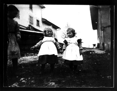 ArCJ - 2 filles, 1 enfant - 137 J 1390 a