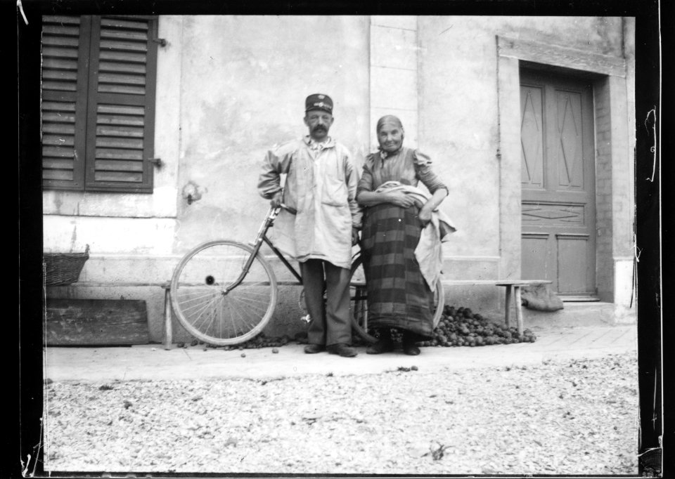 ArCJ - 1 homme, 1 femme - 137 J 2549 a