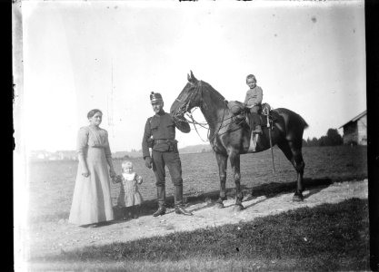 ArCJ - 1 homme, 1 femme, 1 garçon, 1 enfant - 137 J 2443 a
