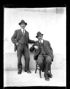 ArCJ - 2 hommes - 137 J 1617 a