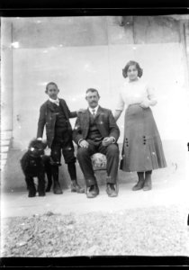 ArCJ - 1 homme, 1 fille, 1 garçon - 137 J 3029 a