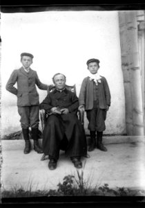 ArCJ - 1 homme, 2 garçons - 137 J 3041 a