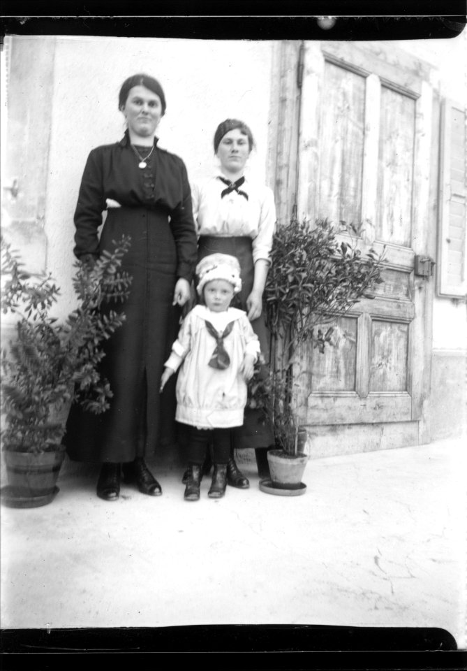 ArCJ - 2 femmes, 1 enfant - 137 J 2723 a