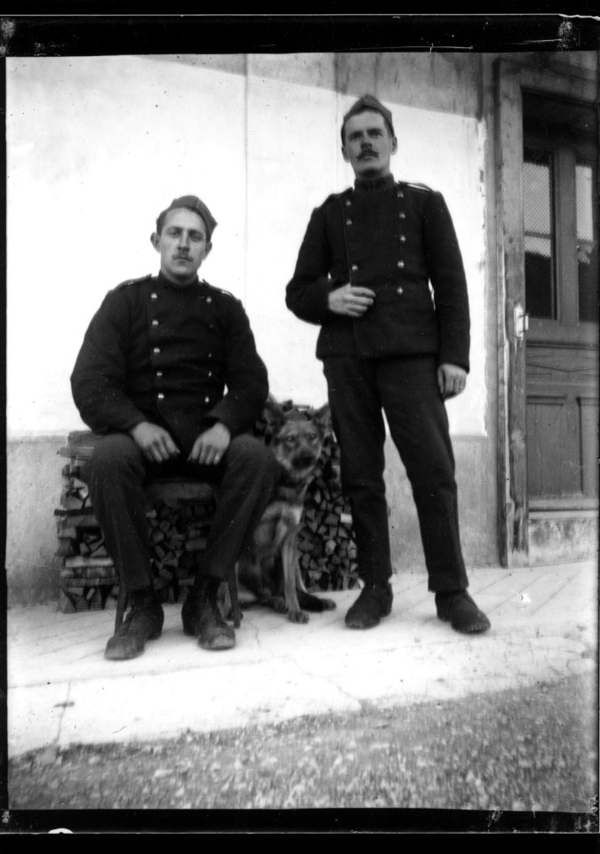 ArCJ - 2 hommes - 137 J 2435 a