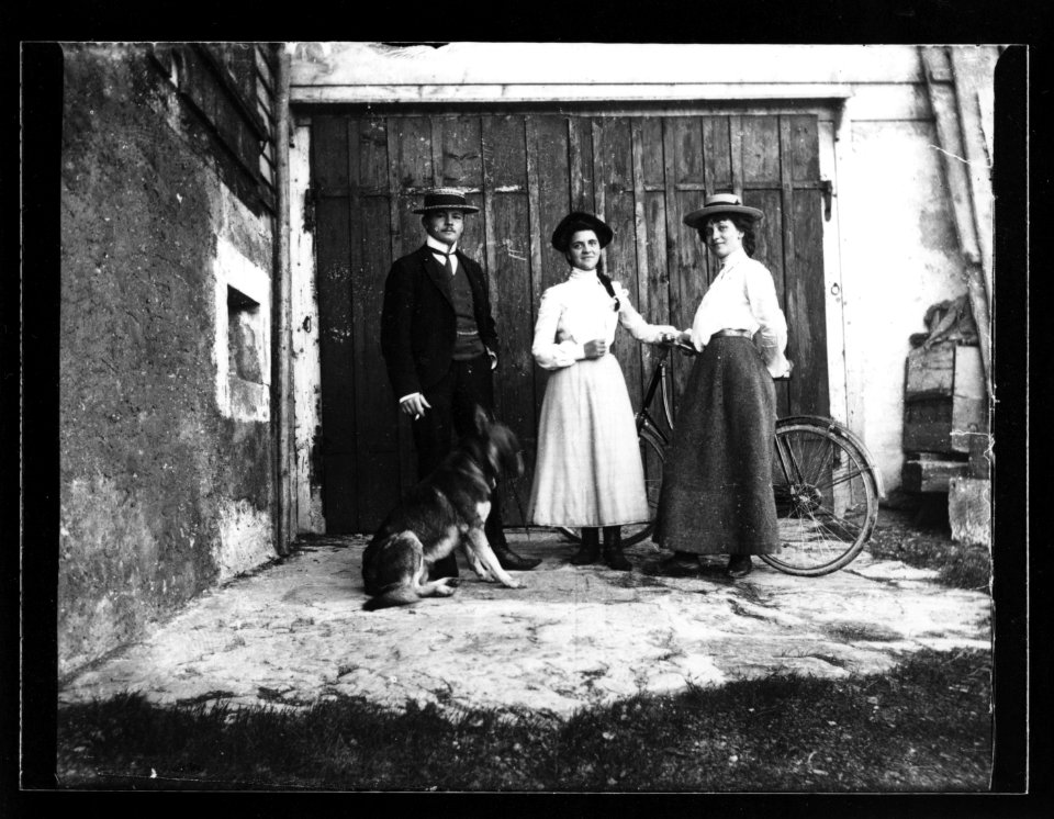 ArCJ - 2 femmes, 1 homme - 137 J 2407 a