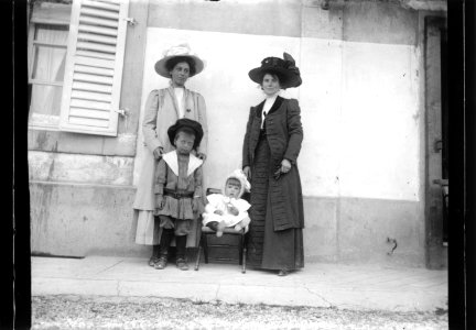 ArCJ - 2 femmes, 2 enfants - 137 J 2985 a