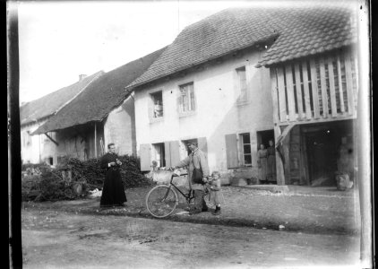 ArCJ - 2 hommes, 1 enfant - 137 J 2938 a