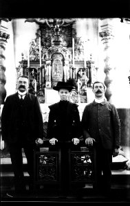 ArCJ - 2 hommes, 1 femme - 137 J 1597 b