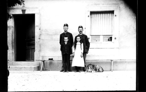 ArCJ - 2 hommes, 1 garçon, 1 fille - 137 J 1993 b