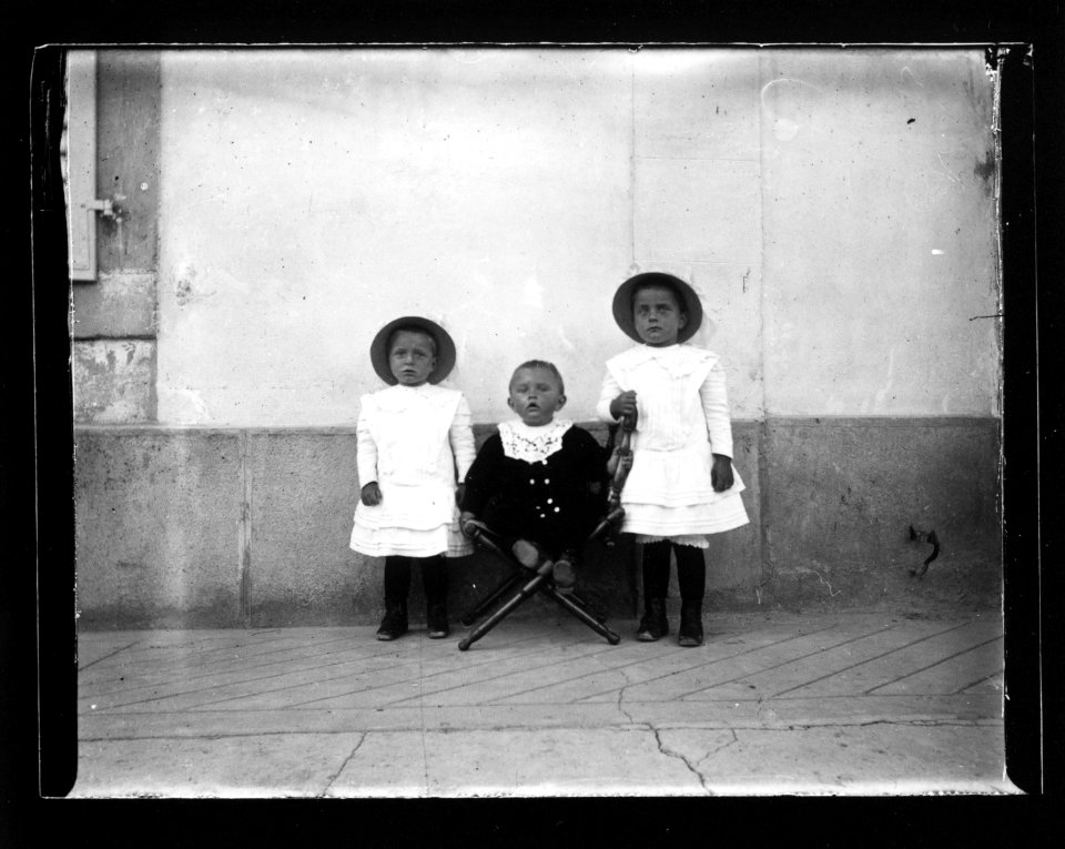 ArCJ - 3 enfants - 137 J 1095 a