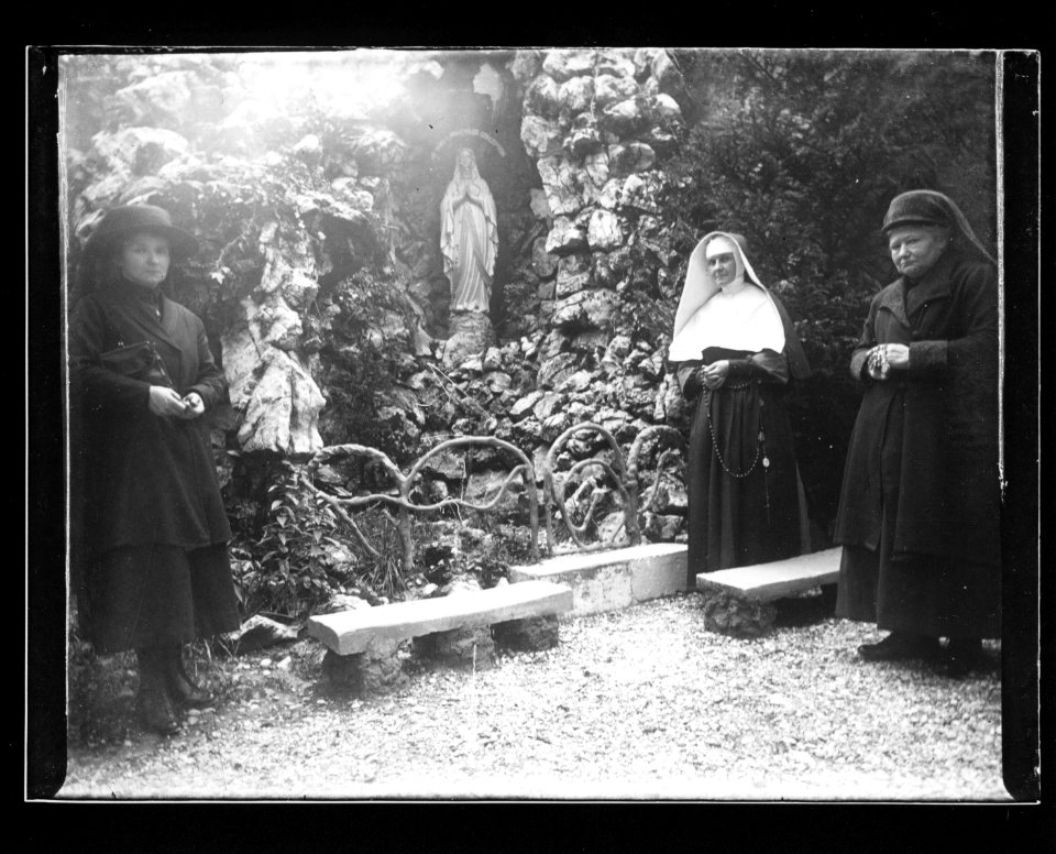 ArCJ - 3 femmes - 137 J 1097 a