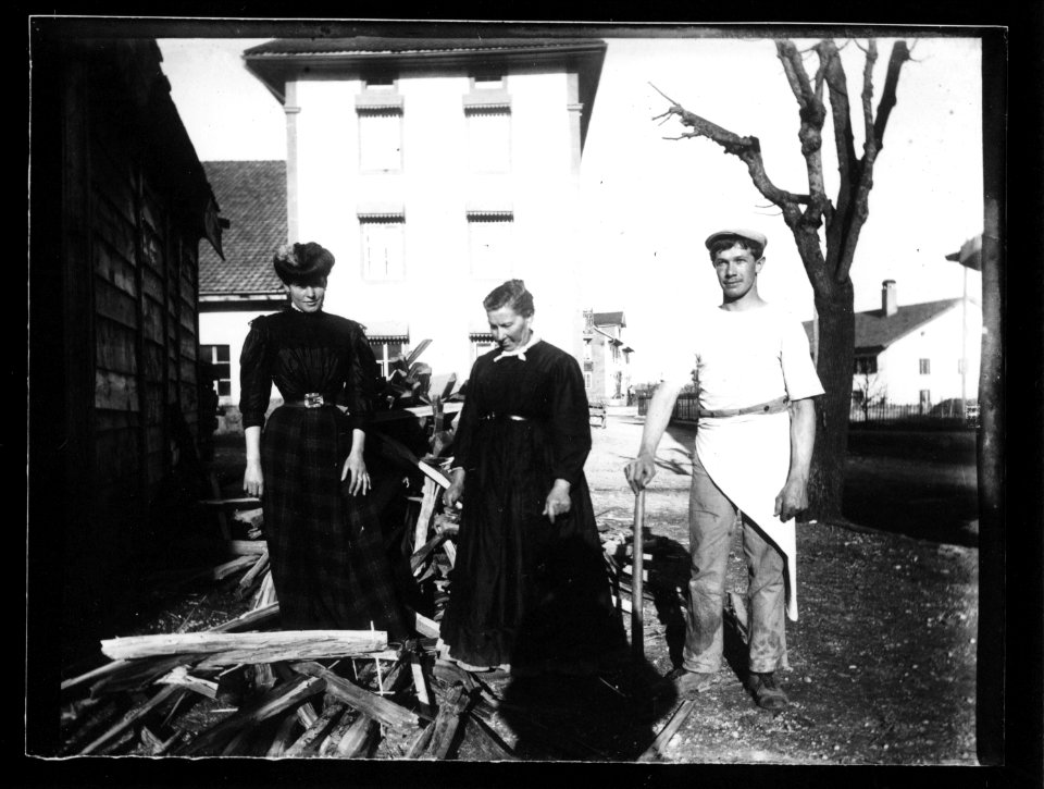ArCJ - 2 femmes, 1 homme - 137 J 1054 a